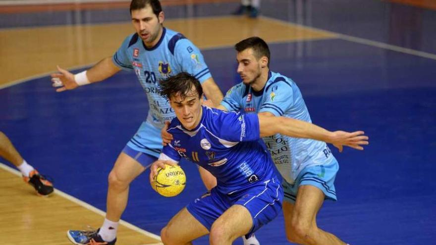 Víctor Rodríguez, durante el partido de ayer ante el Cangas. // Gustavo Santos