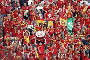 Diversos aficionats d’Espanya animen durant el partit davant d’Itàlia corresponent a la primera jornada del grup C de l’Eurocopa 2012, a l’estadi Arena Gdansk a Polònia.