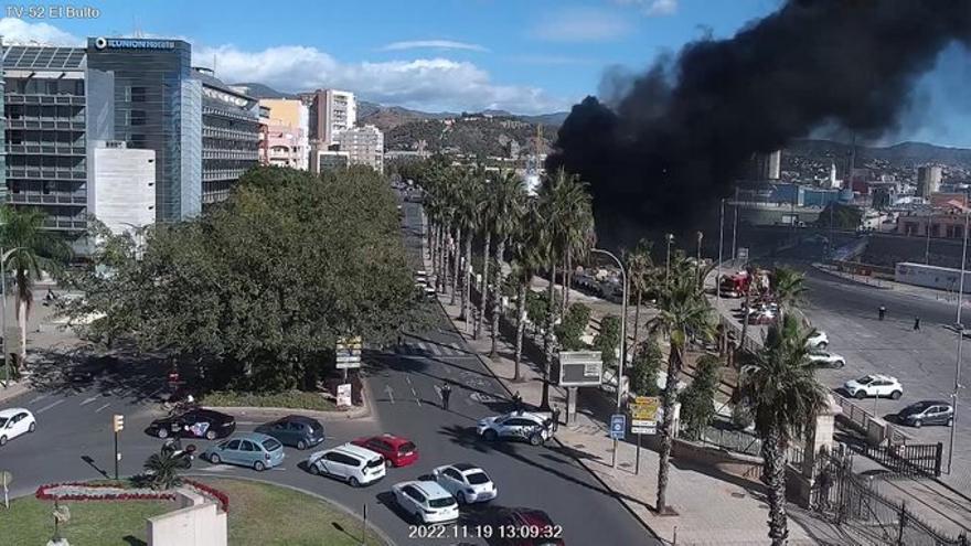 Vista de la densa humareda provocada por el incendio en el Puerto de Málaga.