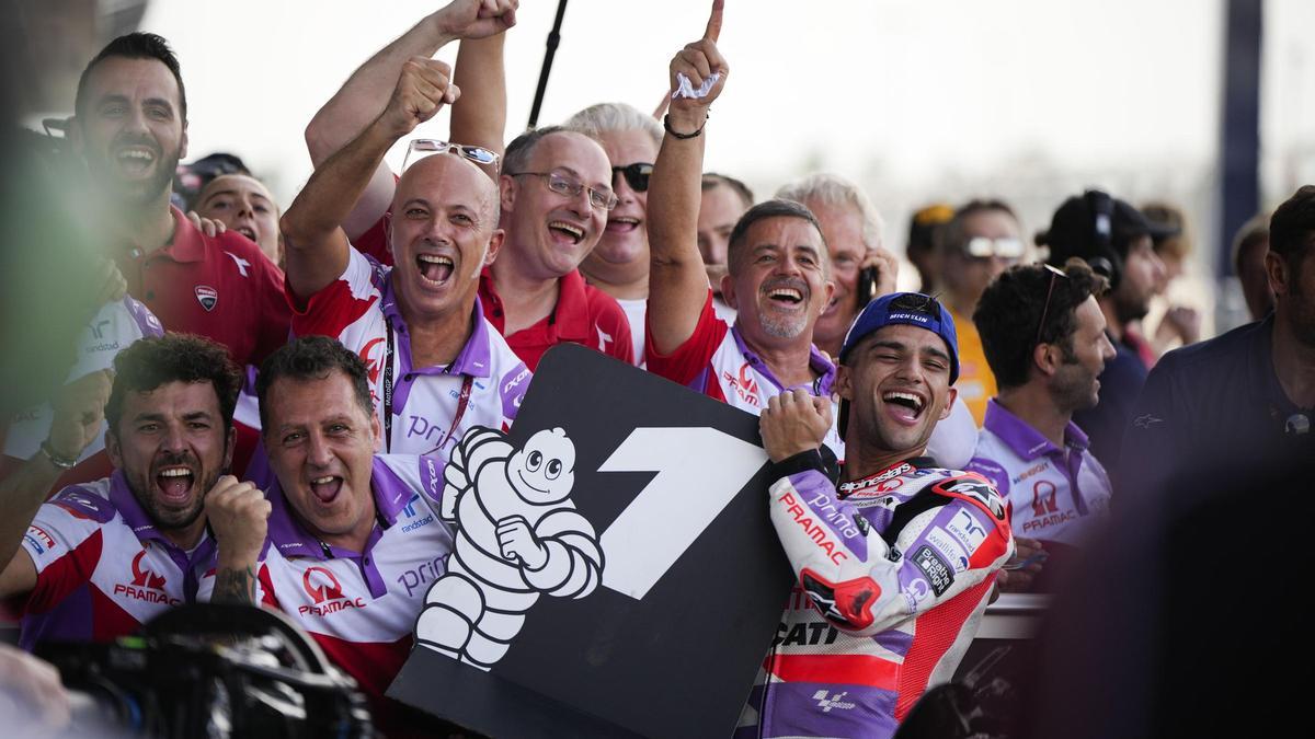 Jorge Martín (Ducati) celebra, en el corralito de Buriram, su triunfo del domingo.