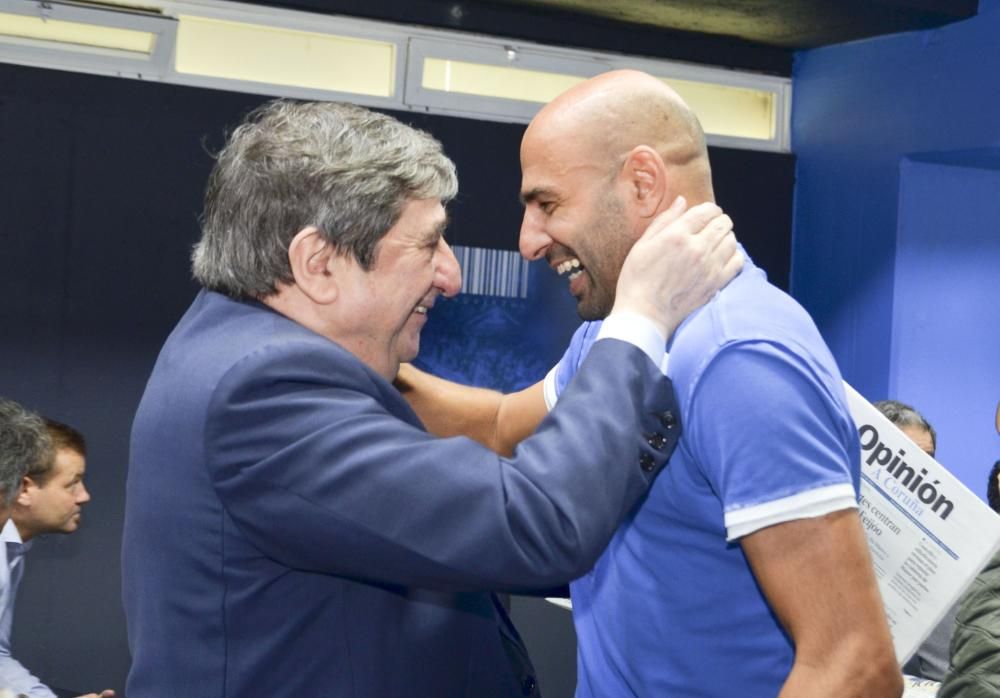 Arsenio, Beci, Manolete, Vicente, Manjarin, Manuel Pablo, Mosquera, Tino y Lendoiro, que por primera vez desde su salida volvió al estadio, entre los asistentes de 110% BLANQUIAZUL.