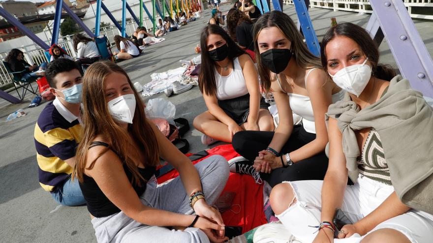 Las fans de Aitana duermen en la calle para ser las primeras en entrar al concierto en Avilés