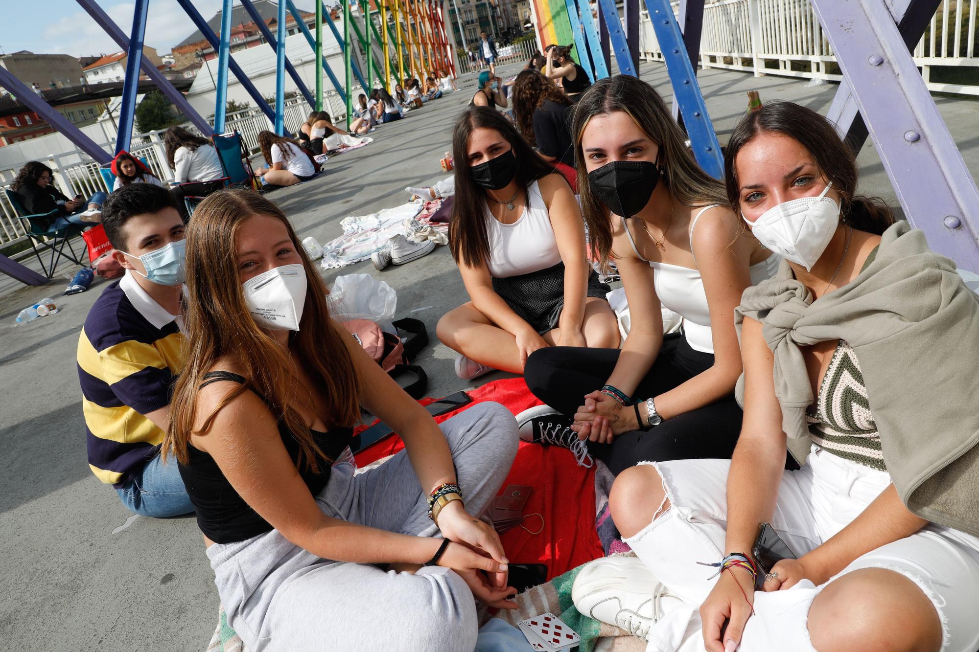 Las fans de Aitana duermen en la calle para ser las primeras en entrar al concierto en Avilés