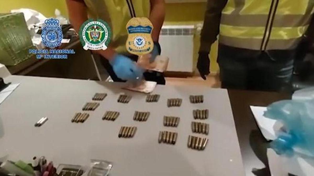 Policía Nacional registrando la nave de Siero.
