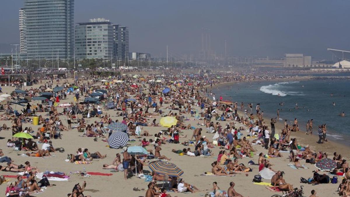 La playa de la Mar Bella, este mediodía.