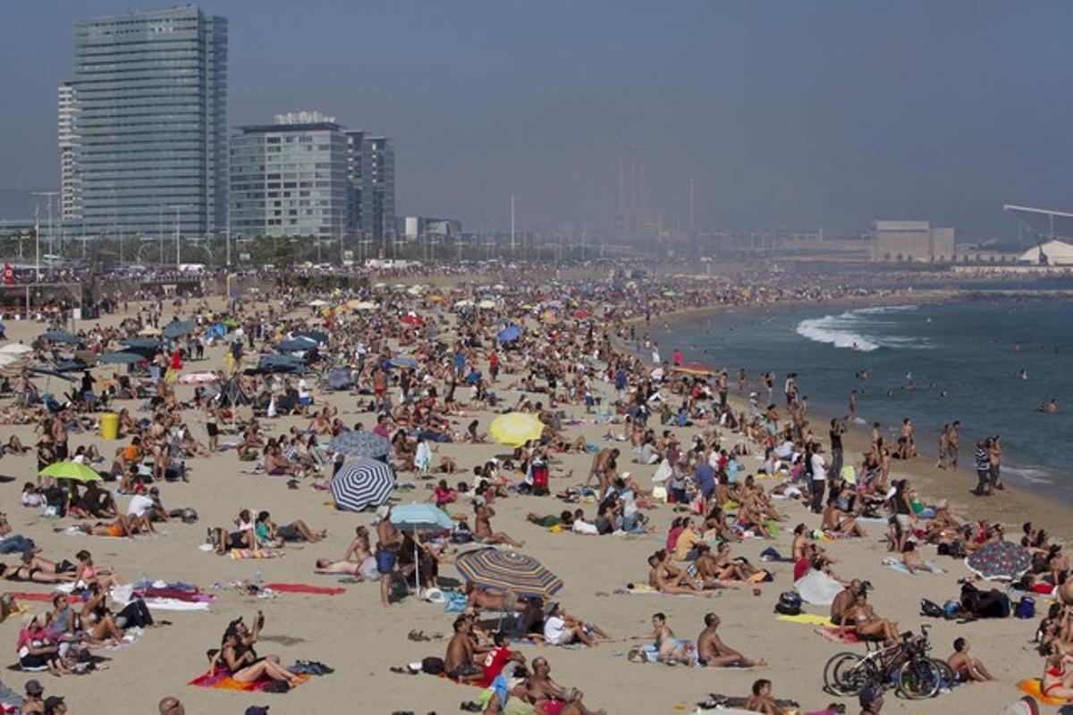 La platja de la Mar Bella, aquest migdia.