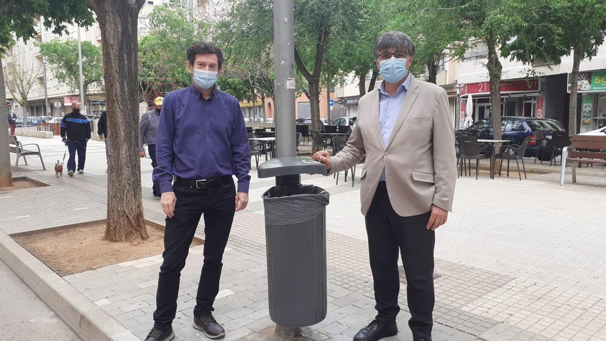 El presidente de Emaya, Ramon Perpinyà, y el teniente de alcalde Alberto Jarabo con una de las papeleras.