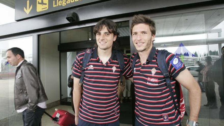 Los goleadores, Míchel y Pedro, a la salida del aeropuerto de Asturias.