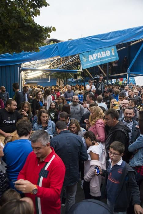 Jugadores del Real Oviedo visitan el chiringuito de la APARO en San Mateo