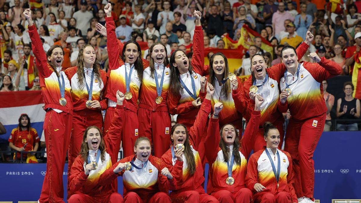 La selección española femenina de waterpolo celebra el oro en los Juegos de París 2024.