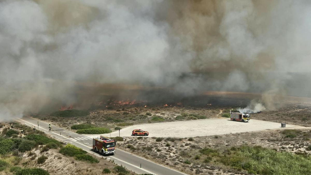 Los bomberos trabajan en la extinción del incendio