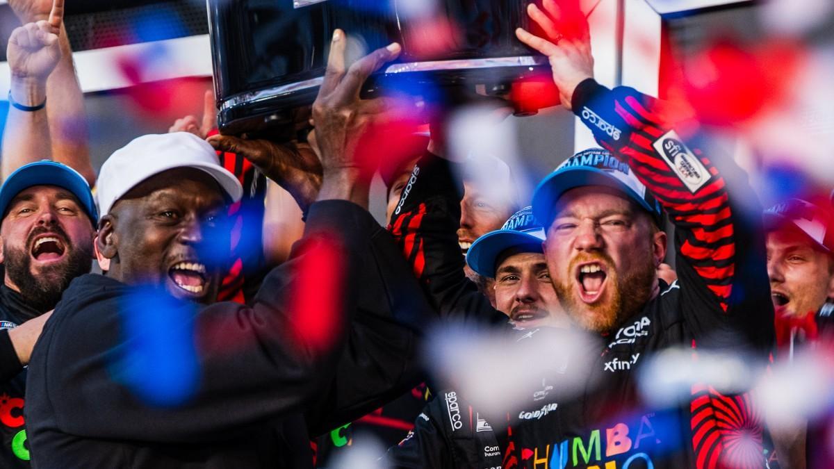 Michael Jordan celebra con su piloto