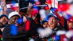 Michael Jordan celebra con su piloto