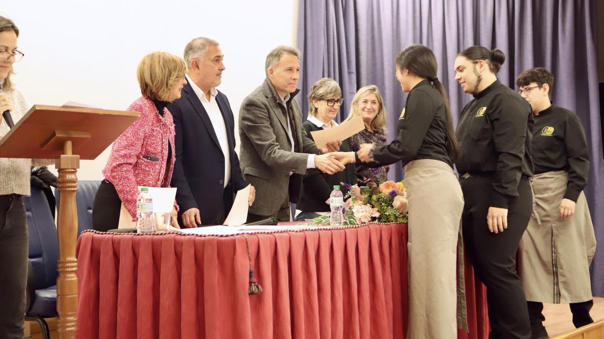 Fulgencio Gil haciendo entrega de uno de los reconocimientos.