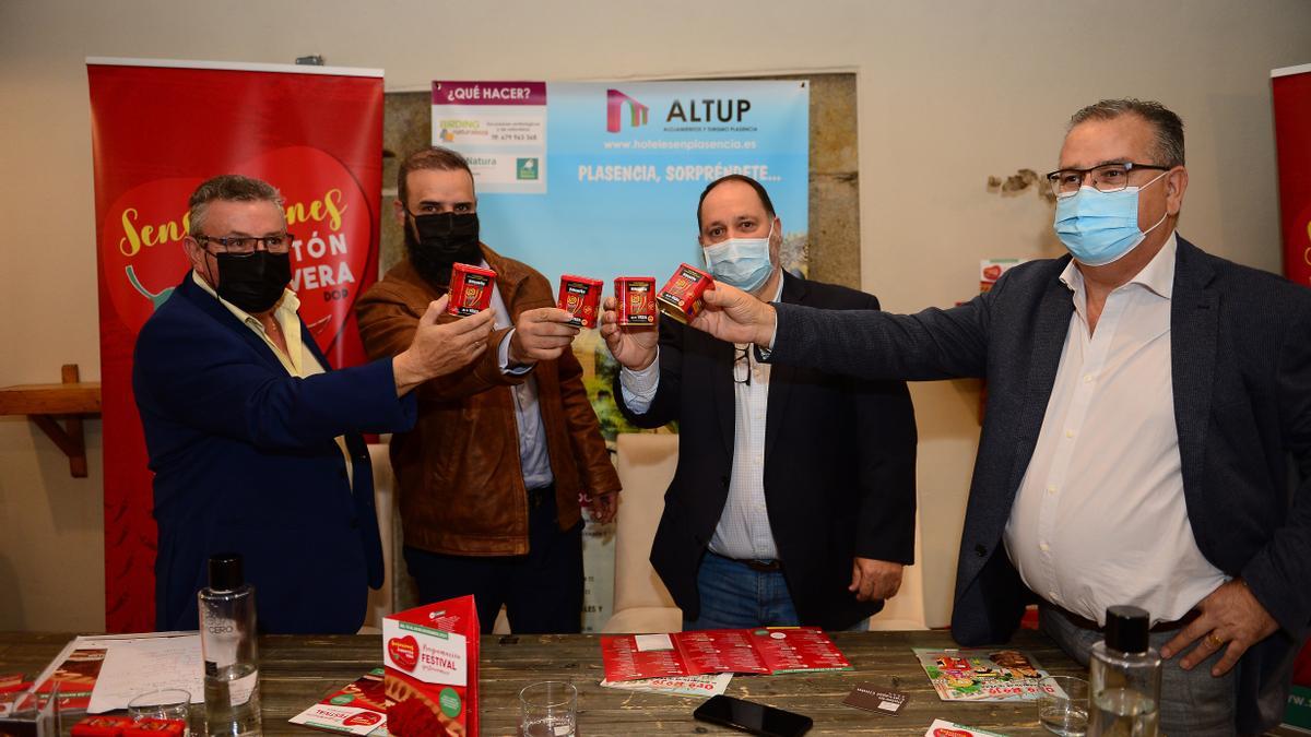 Los organizadores del festival Sensaciones del Pimentón de la Vera &#039;brindan&#039; por esta edición con latas de pimentón.