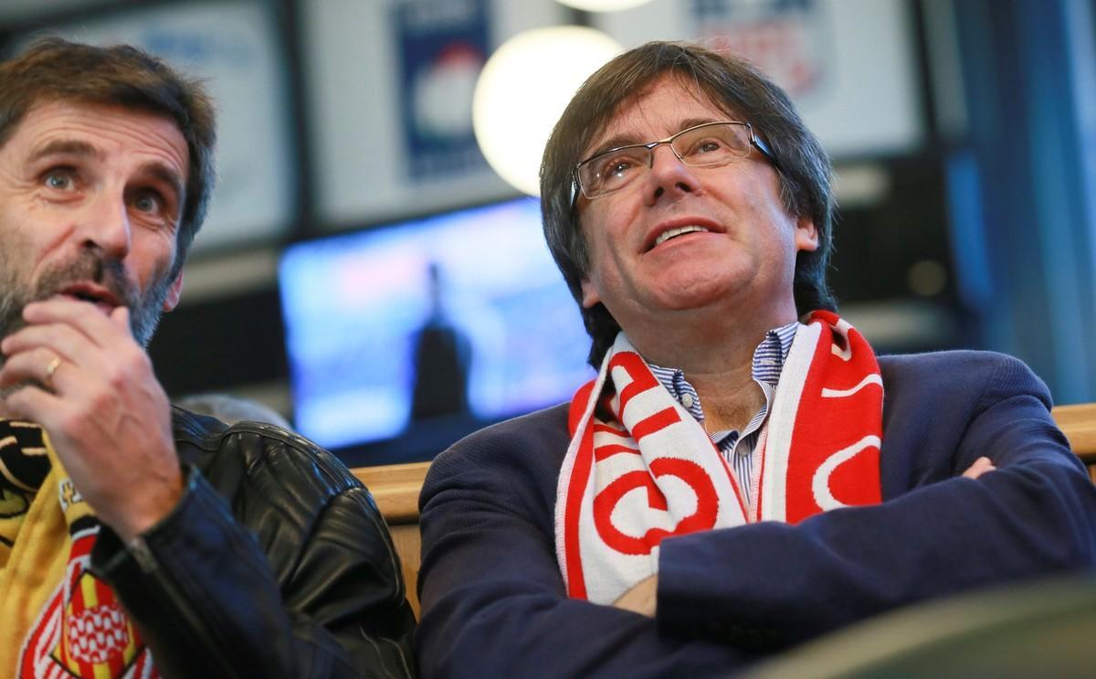 HOS101  Brussels  Belgium   17 12 2017 - Ousted Catalan leader Carles Puigdemont  R  chats with a Girona fan as he watches the Spanish Primera Division soccer match between Girona and Getafe at the Fat Boy s Sports Bar   Grill  in Brussels  Belgium  17 December 2017   Bruselas  Belgica  EFE EPA OLIVIER HOSLET