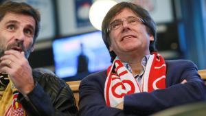 HOS101  Brussels  Belgium   17 12 2017 - Ousted Catalan leader Carles Puigdemont  R  chats with a Girona fan as he watches the Spanish Primera Division soccer match between Girona and Getafe at the Fat Boy s Sports Bar   Grill  in Brussels  Belgium  17 December 2017   Bruselas  Belgica  EFE EPA OLIVIER HOSLET