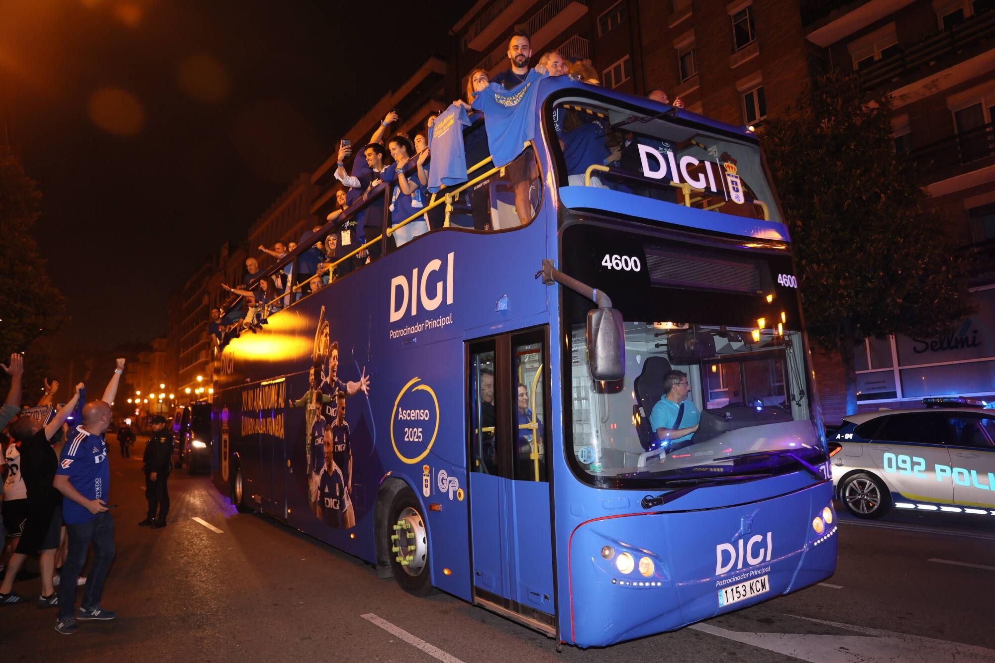 Así se celebró el ascenso del Oviedo a Primera: la afición estalla en una noche histórica
