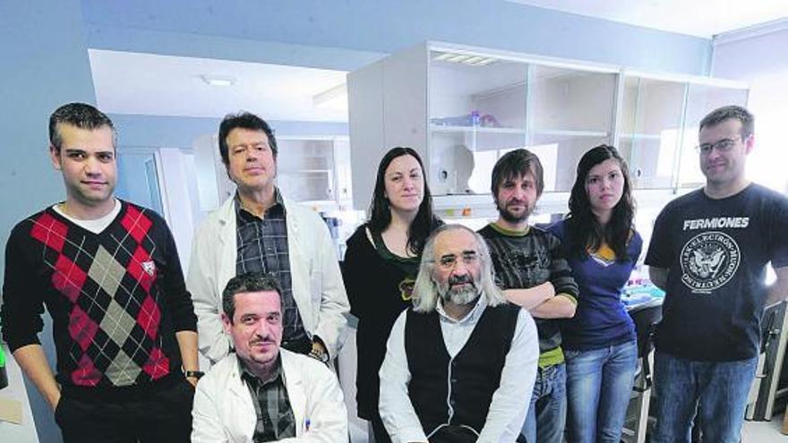 el equipo de healthsens. En la imagen superior, los fundadores y el equipo que trabaja y colabora en Healthsens posan en el laboratorio de la empresa en el Hospital. Por la izquierda, en la fila de atrás, Javier Álvarez, Carlos López Larrea, Graciela Martínez, Roberto Díaz, Claudia Roces y David Lago. Sentados, Antonio López Vázquez y Agustín Costa. En la imagen inferior, a la izquierda, Claudia Roces y Graciela Martínez comprueban resultados en uno de los ordenadores del laboratorio. A la derecha, Roberto Díaz trabaja en uno de los aparatos. / nacho orejas