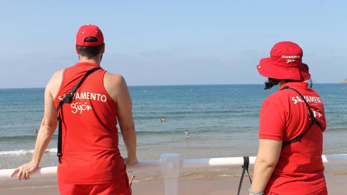 Socorristas en la playa de San Lorenzo.