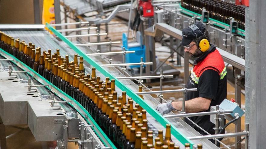 Un operario, en la fábrica de Estrella Galicia.