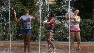 Barcelona convertirá 10 escuelas en refugios climáticos durante el verano