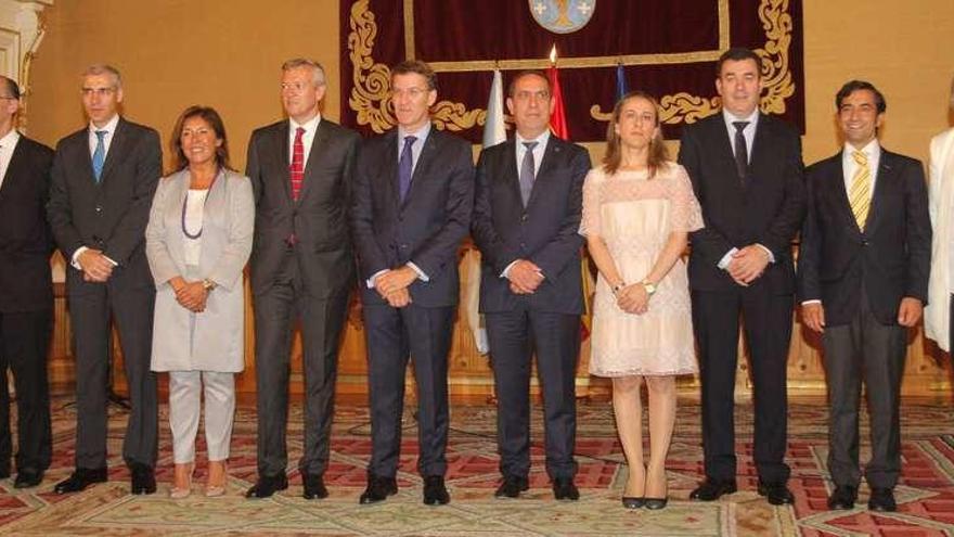 La foto de octubre de 2015 que se repetirá hoy. Después de que el presidente de la Xunta, Alberto Núñez Feijóo firmase ayer el decreto de nombramiento de su equipo de gobierno, hoy tomarán posesión los diez conselleiros en el Pazo de Raxoi de Santiago. La foto, sin embargo, será exactamente la misma que la de octubre de 2015, cuando el titular de la Xunta acometió su última remodelación.