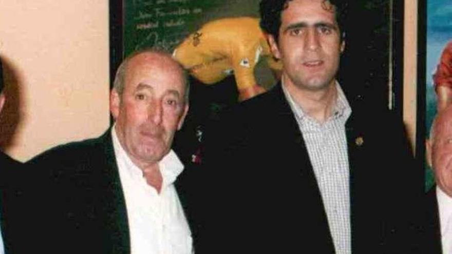 Manuel Alberto Artime posa con Miguel Indurain en un homenaje al ciclista navarro en 2002.