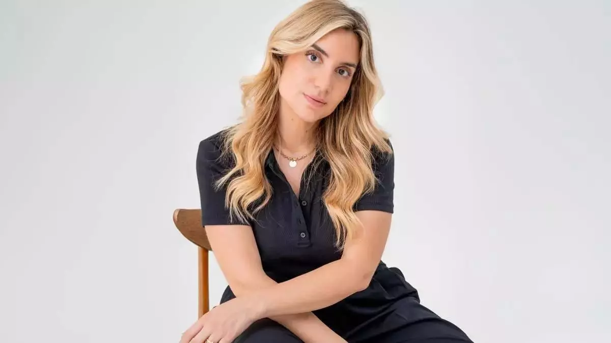 María Roberts, peluquera especializada en caída del pelo: "Cada día deberían caerse entre 50 y 100 cabellos; si no es así, hay que buscar una solución"