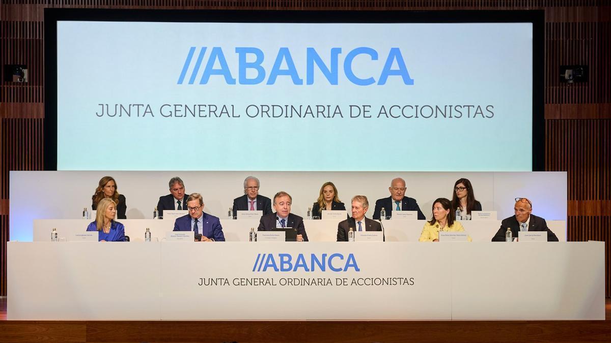 Botas y los consejeros de Abanca en la junta celebrada este lunes.