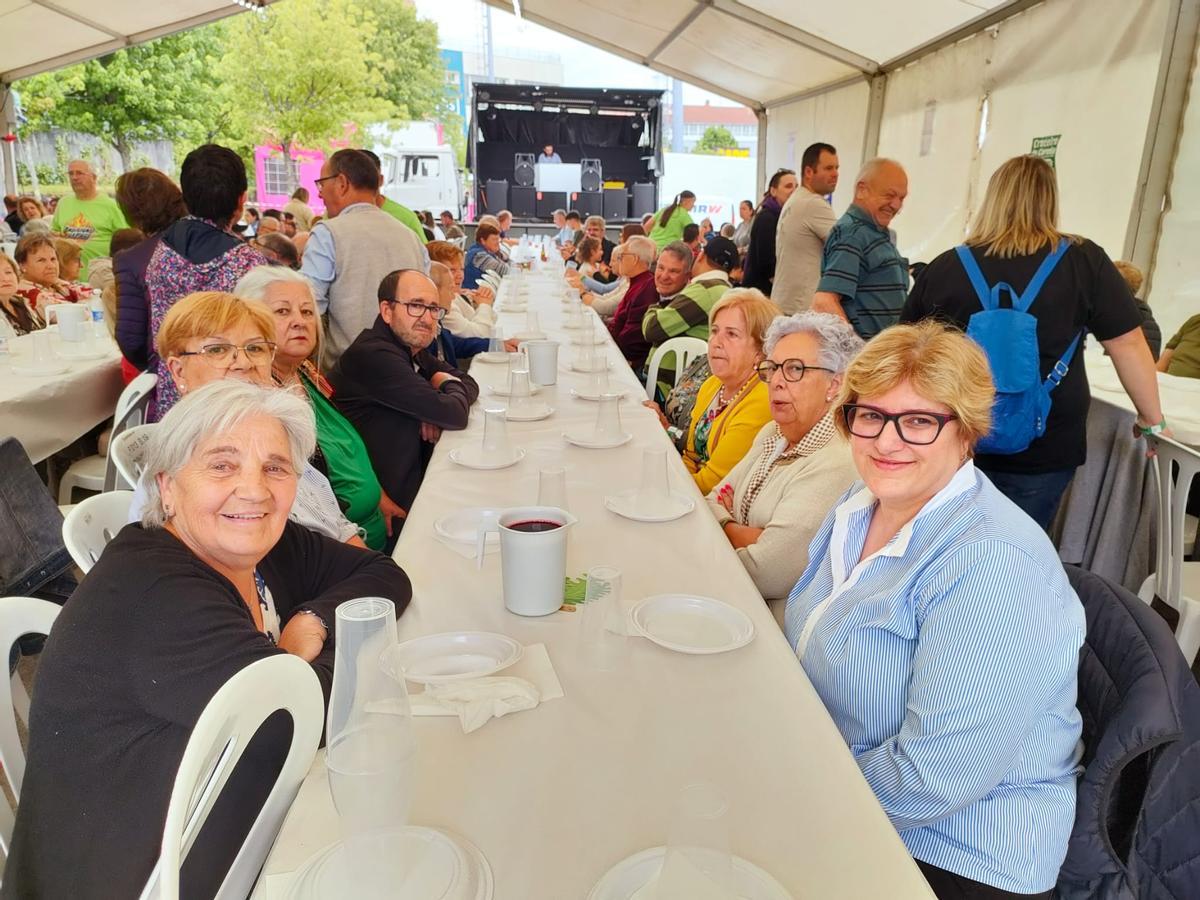 Más de 400 vecinos disfrutan en el Cruceiro da Coruña de la primera sardiñada de la temporada en Santiago