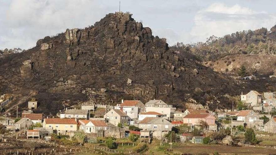 Las rocas que coronan el castro de Chandebrito y amenazan las casas.. // Ricardo Grobas