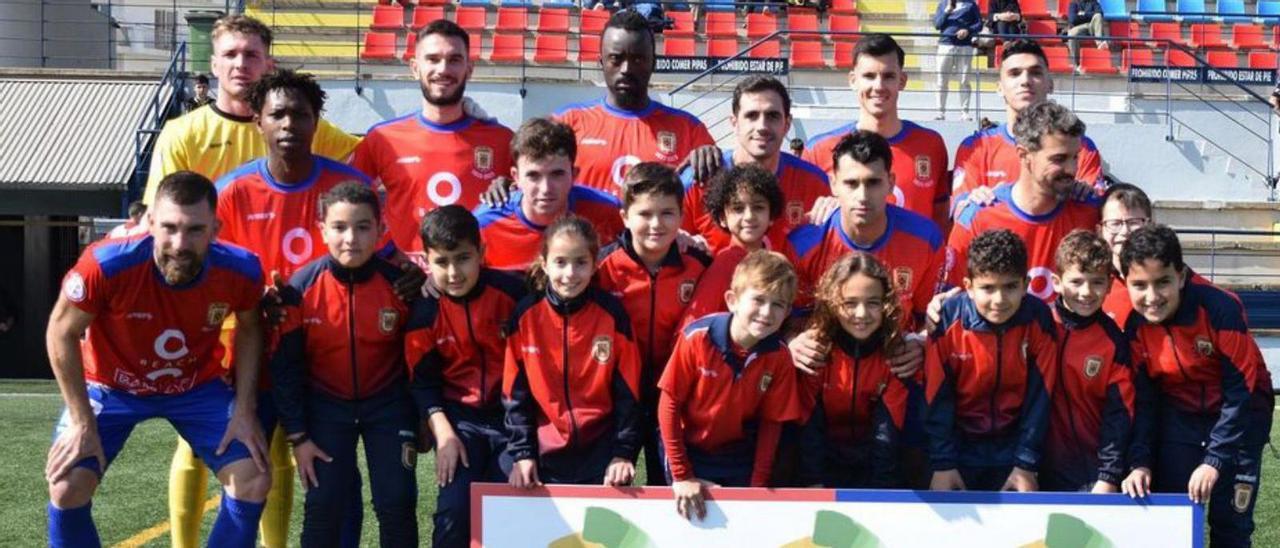 Jugadores de la SD Portmany junto a su equipo benjamín. | PORTMANY