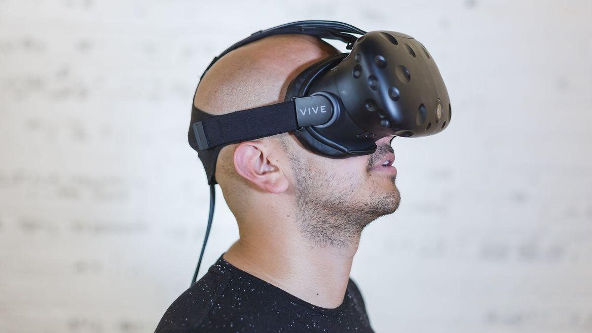 Un joven con una gafas de realidad virtual.