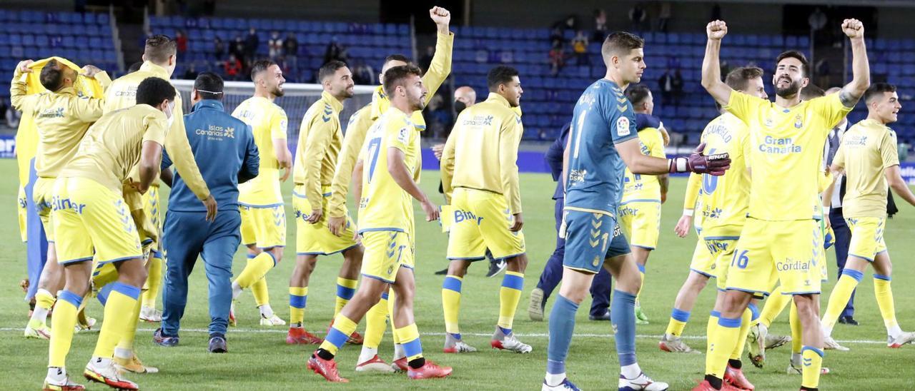 Los jugadores de la UD Las Palmas, poco después de ganar (0-1) el derbi al Tenerife en el Heliodoro Rodríguez López, el pasado 2 de enero. | |