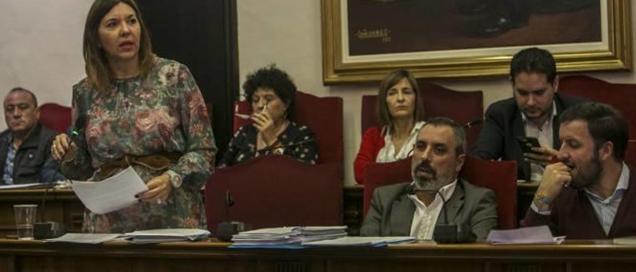 Mercedes Alonso, durante su intervención en el pleno municipal de ayer, junto a Granero y Pablo Ruz a la derecha.