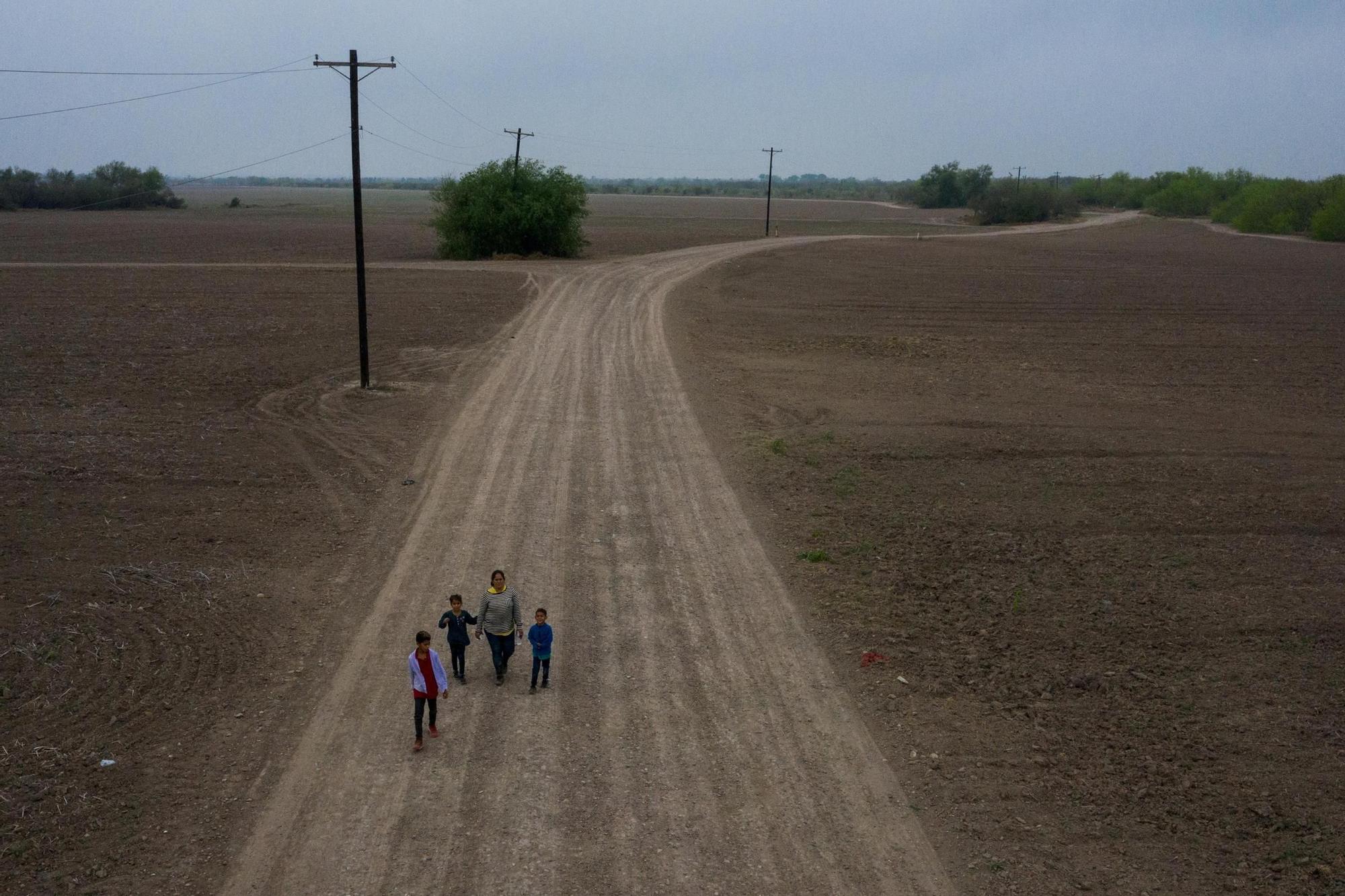 Migrantes caminan en la frontera de México y Estados Unidos