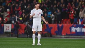 Robert Lewandowski no se libró de las críticas por el mal debut de Fernando Santos al frente de la selección de Polonia