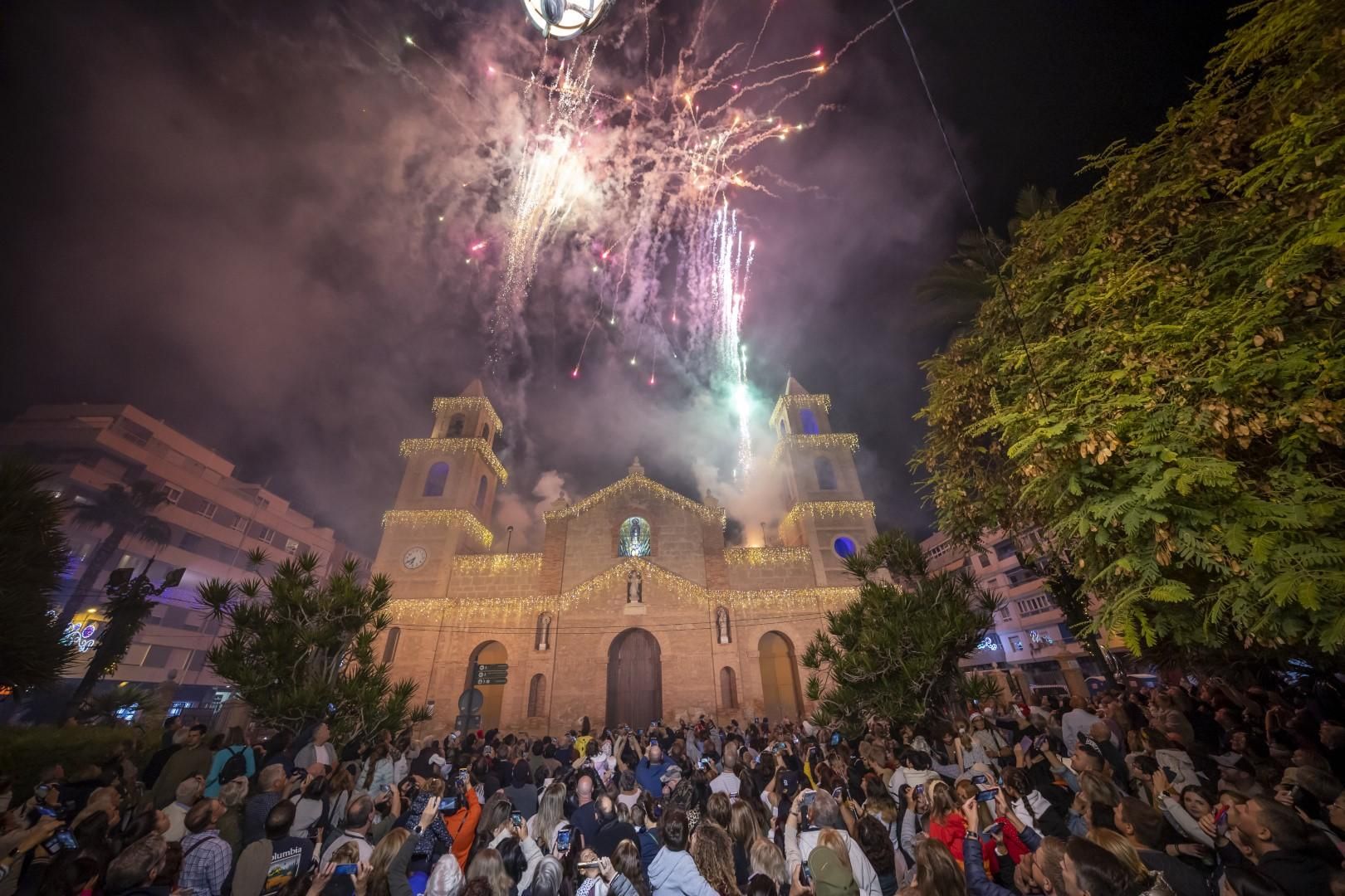 La fiesta de encendido del alumbrado especial de fiestas patronales y Navidad de Torrevieja, en imágenes