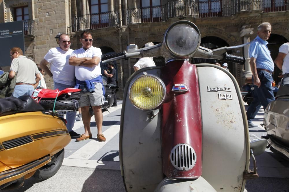 Concentración de vespas en Gijón