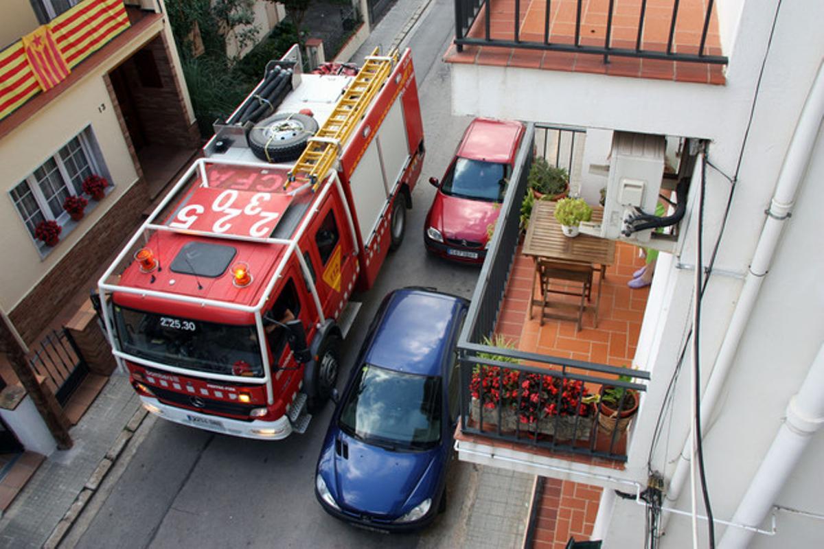 Un cotxe de bombers, davant de l’edifici on s’ha estavellat el globus aerostàtic, avui. Un cotxe de bombers, davant de l’edifici on s’ha estavellat el globus aerostàtic, avui.