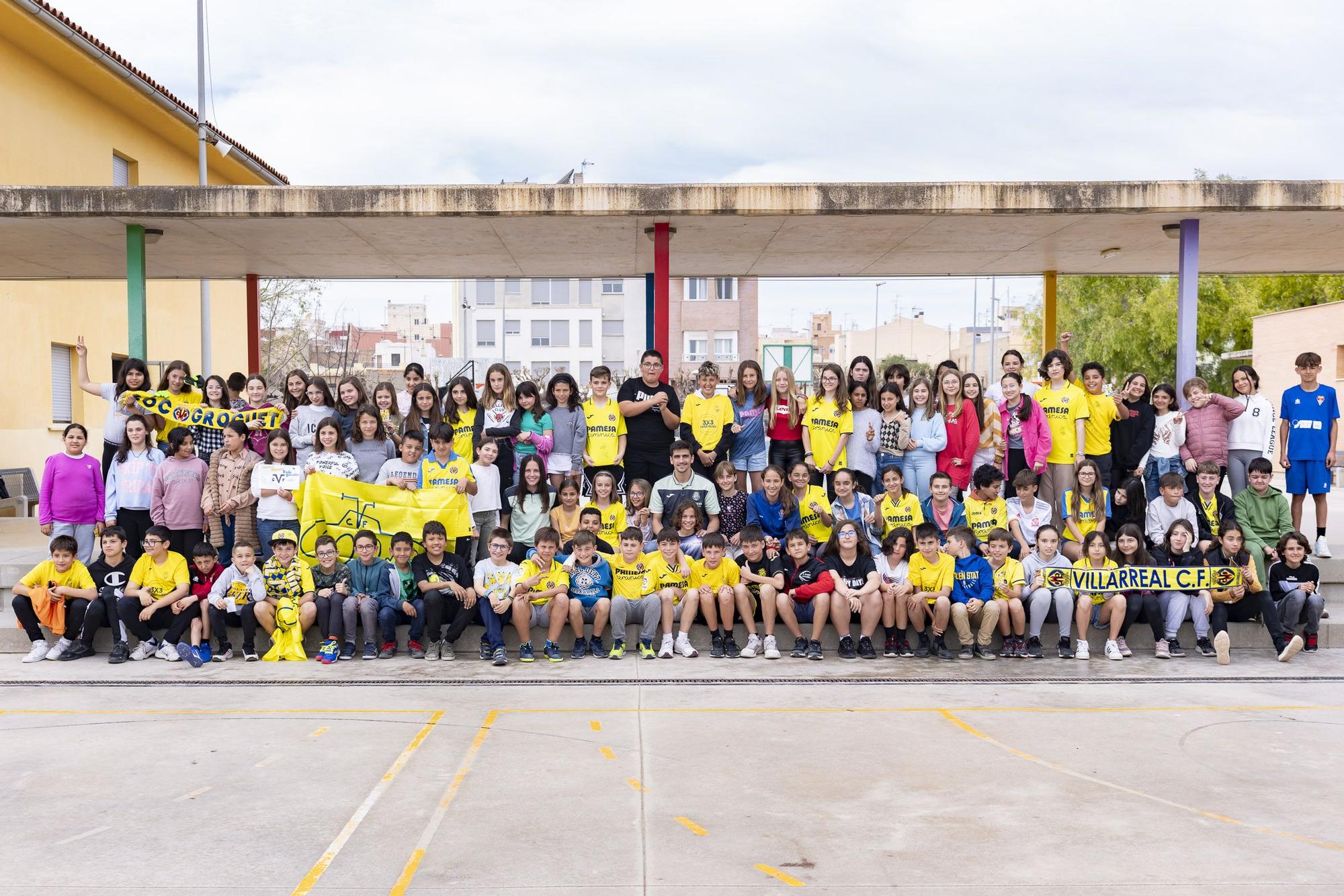 Gerard Moreno y Rocío García forman con los alumnos del CEIP Germans Ochando de Vila-real