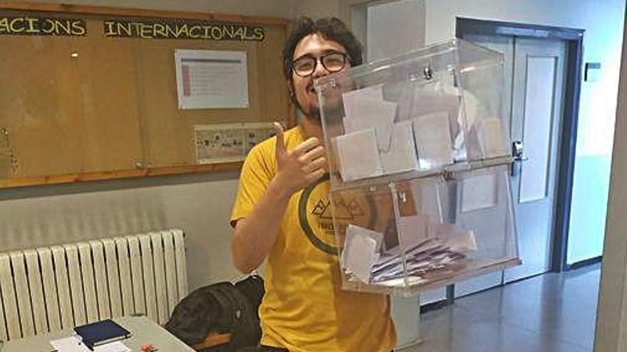 Álvaro Mellado, del Consell de l&#039;Estudiantat, mostra una de les urnes