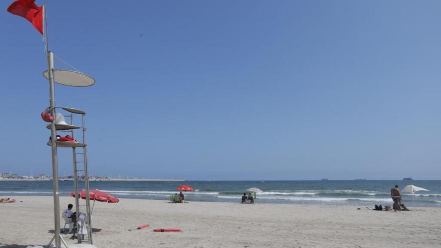 La playa de Pinedo, con bandera roja.
