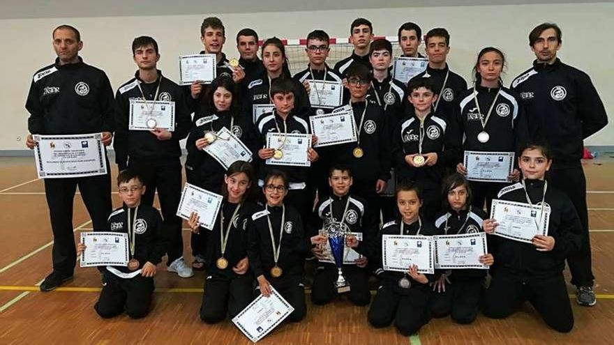 El equipo del Club Taekwondo Benavente desplazado a Asturias posa con sus medallas.