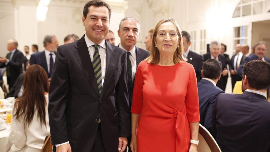 Juanma Moreno, con Ana Pastor y Elías Bendodo, ayer en Málaga.