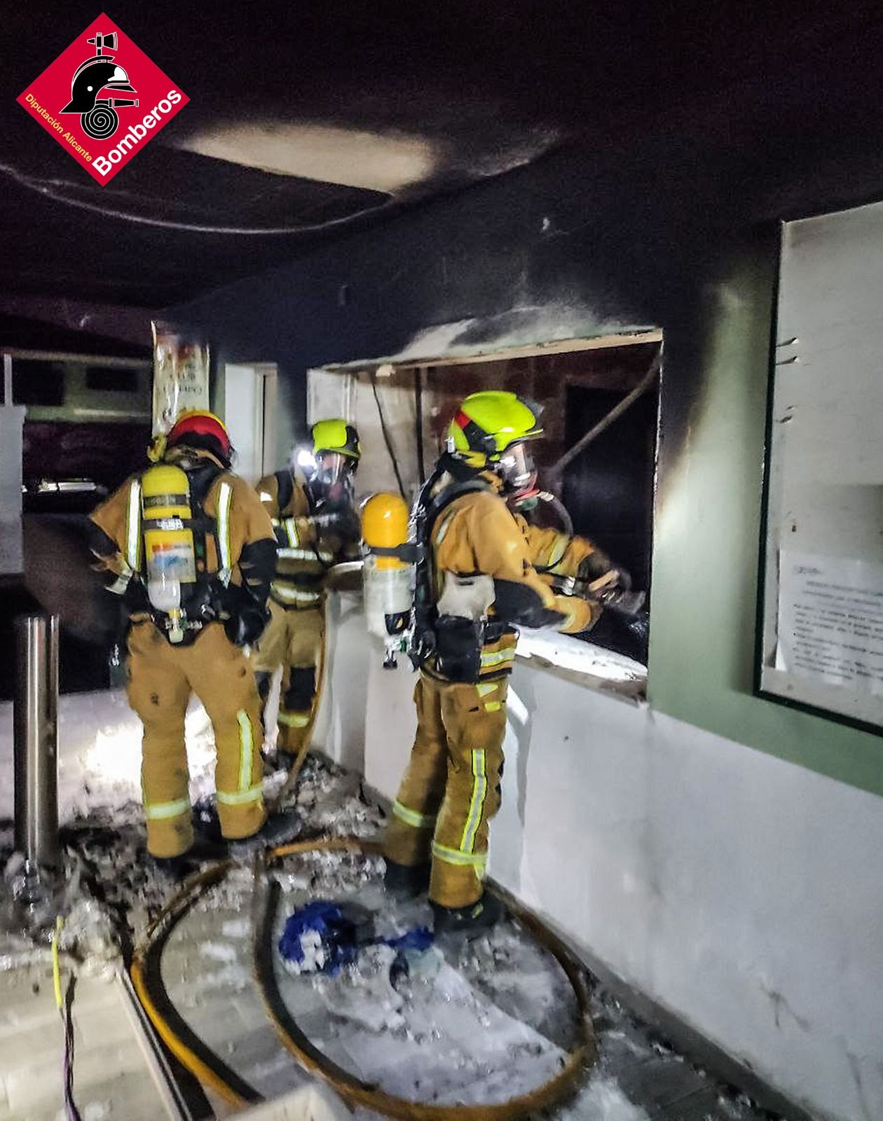 Espectacular incendio en el Club de Campo de Mutxamel