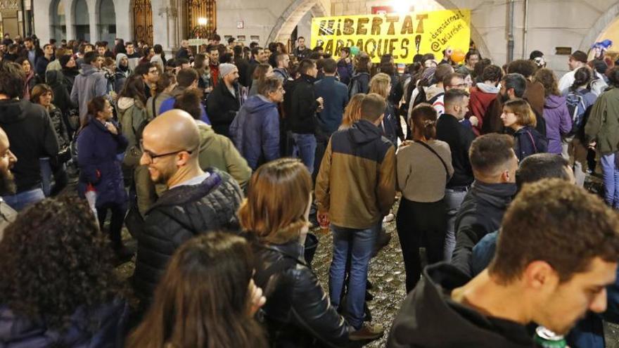 A la plaça del Vi es va fer una gran &quot;barraca&quot; de protesta per l&#039;anul·lació dels concerts per Fires