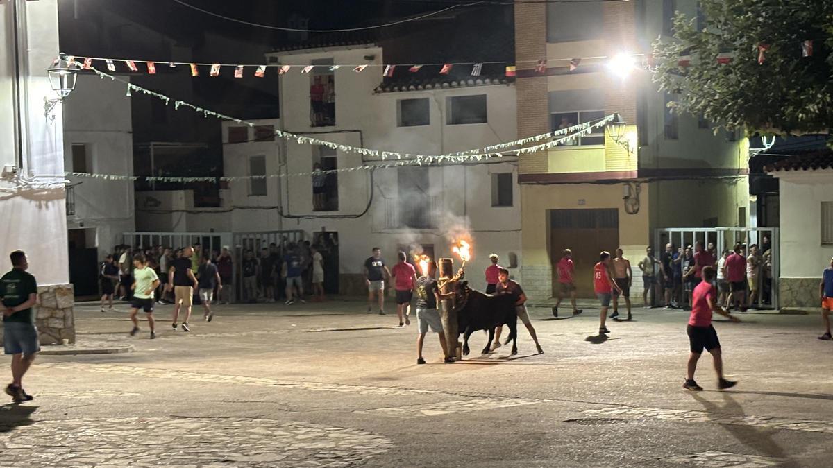 Un aficionado, cortando la cuerda, tras la ‘embolà’ del toro.