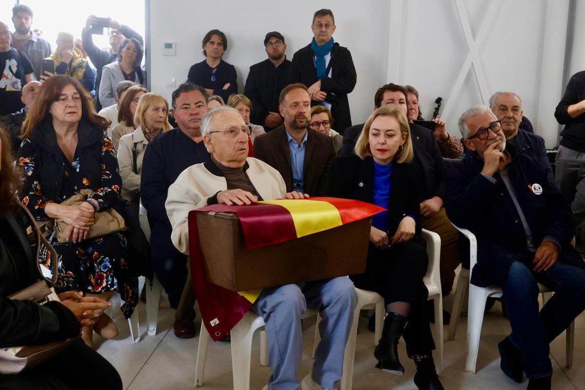 Rafael Mollà recibe los restos de su padre, Juan Mollà, este domingo en el Cementerio de Paterna